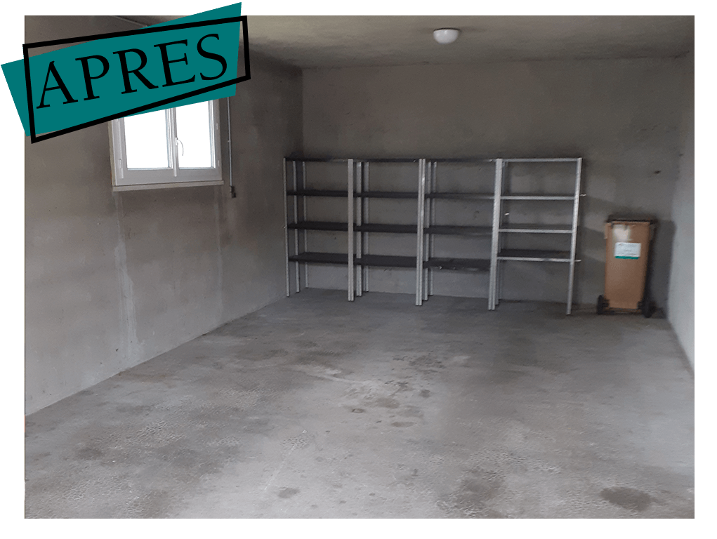 Pièce et étagères vides après débarras