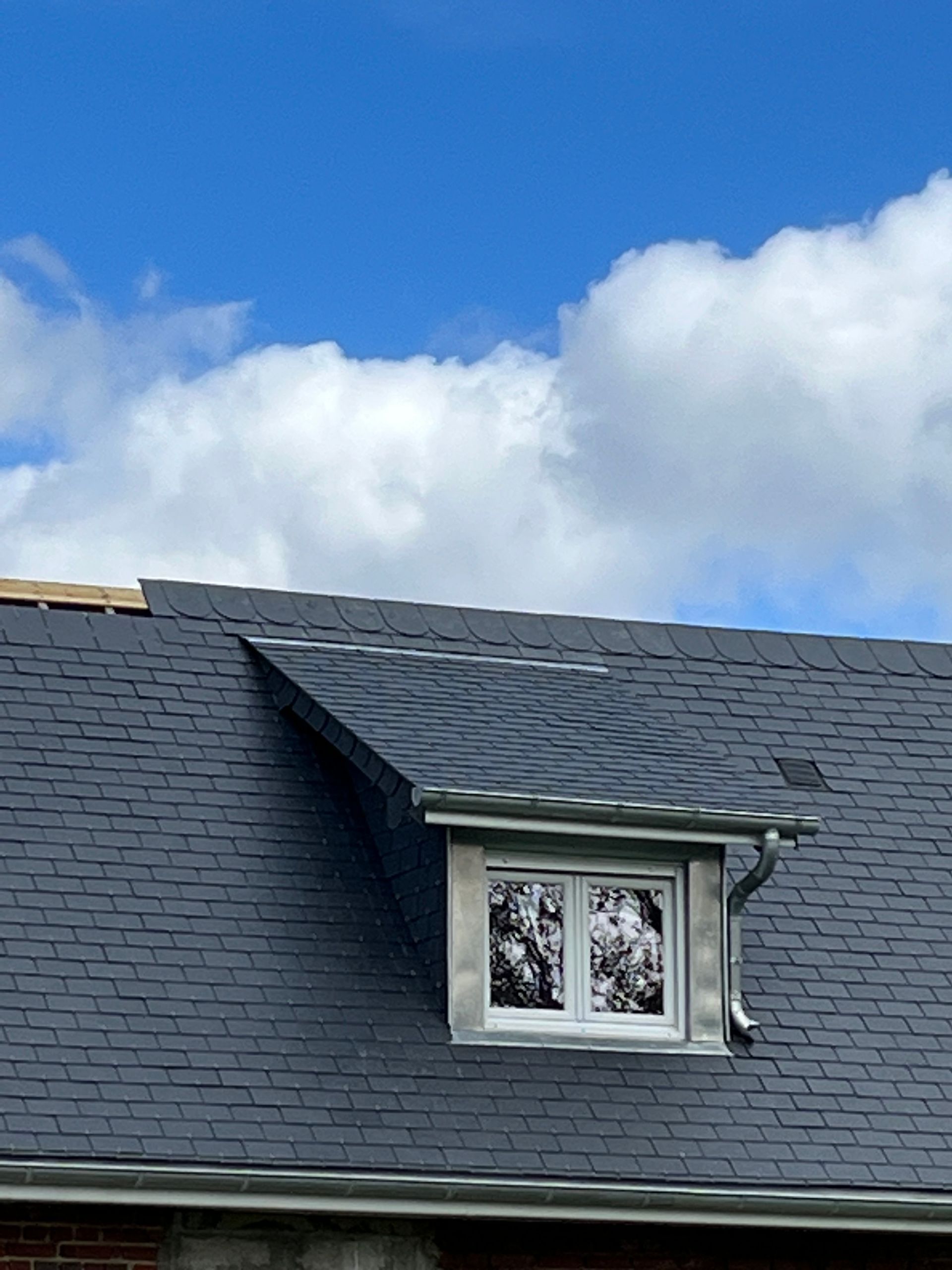 Toit en tuile avec lucarne