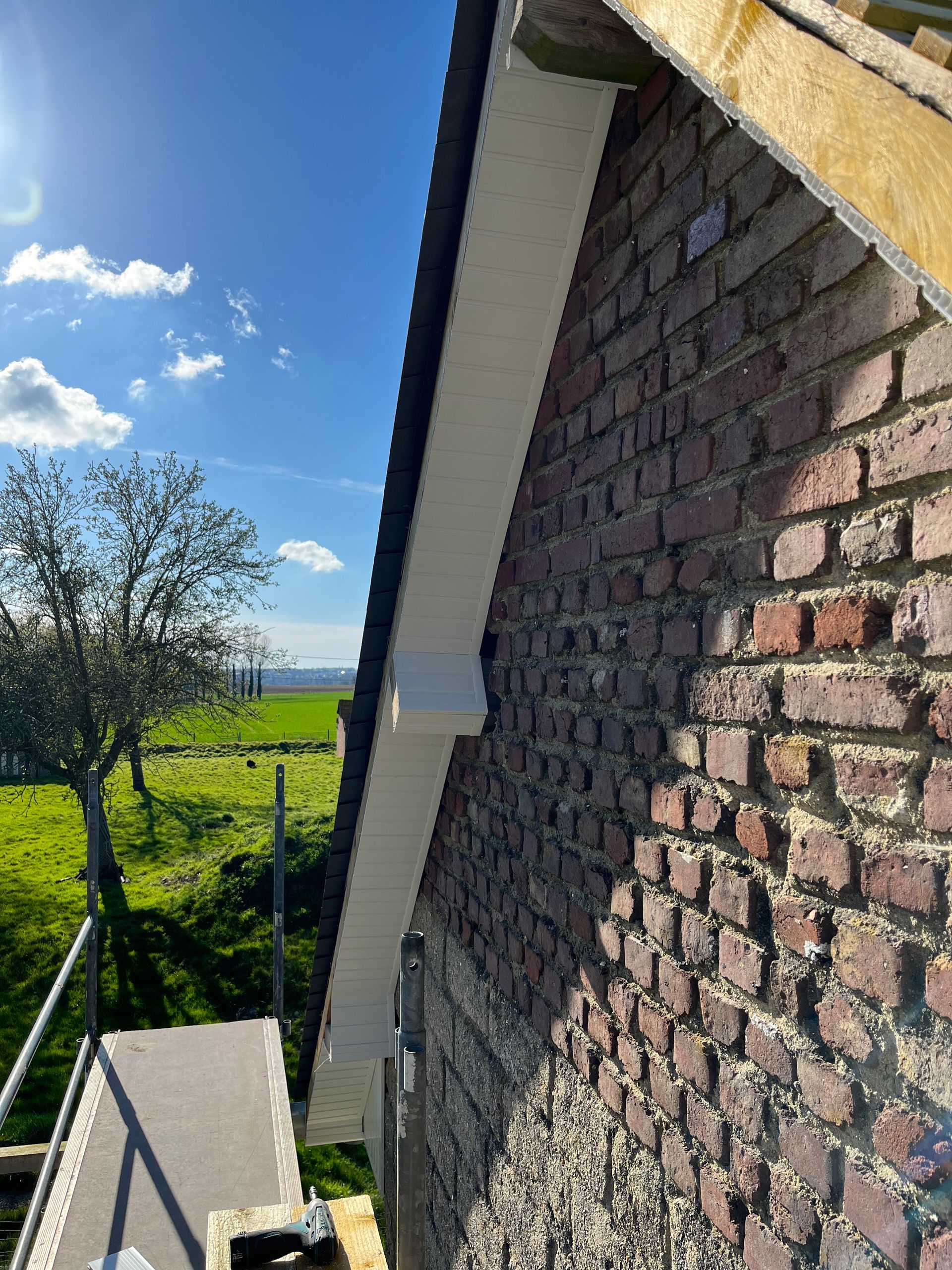 Peinture sur planche de rive