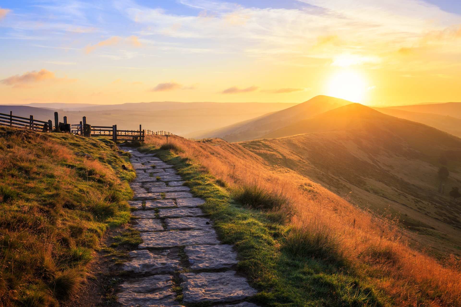 Hochland bei Sonnenaufgang Wanderweg mit Steinplatten