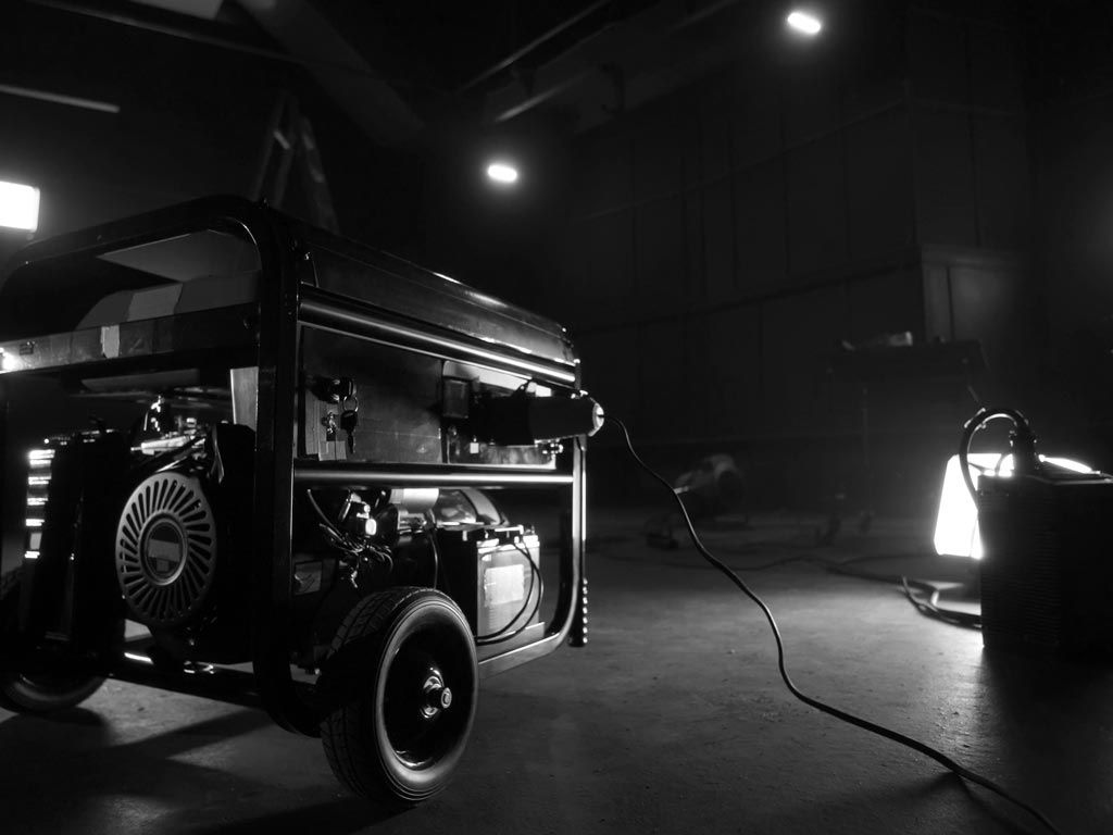 Groupe électrogène dans un garage sombre.