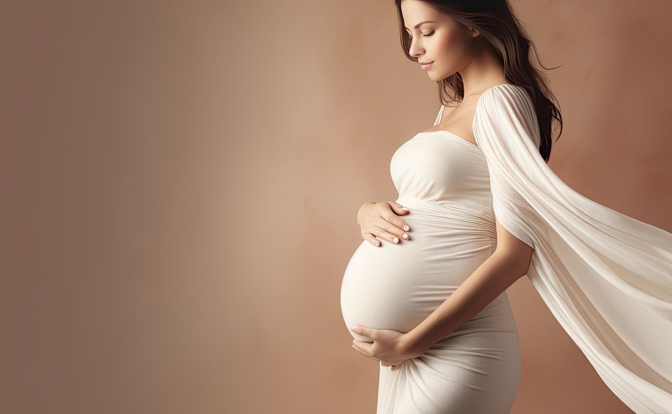Femme enceinte dans une robe beige