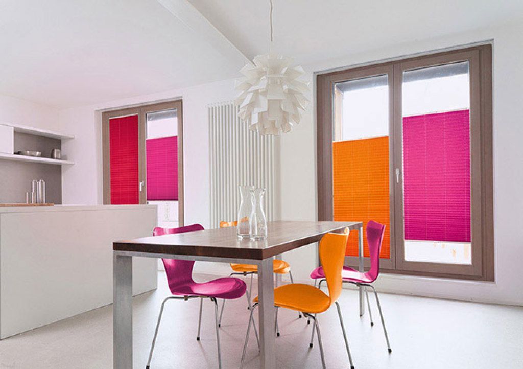 Ein Esszimmer mit Tisch und Stühlen und einem Kronleuchter