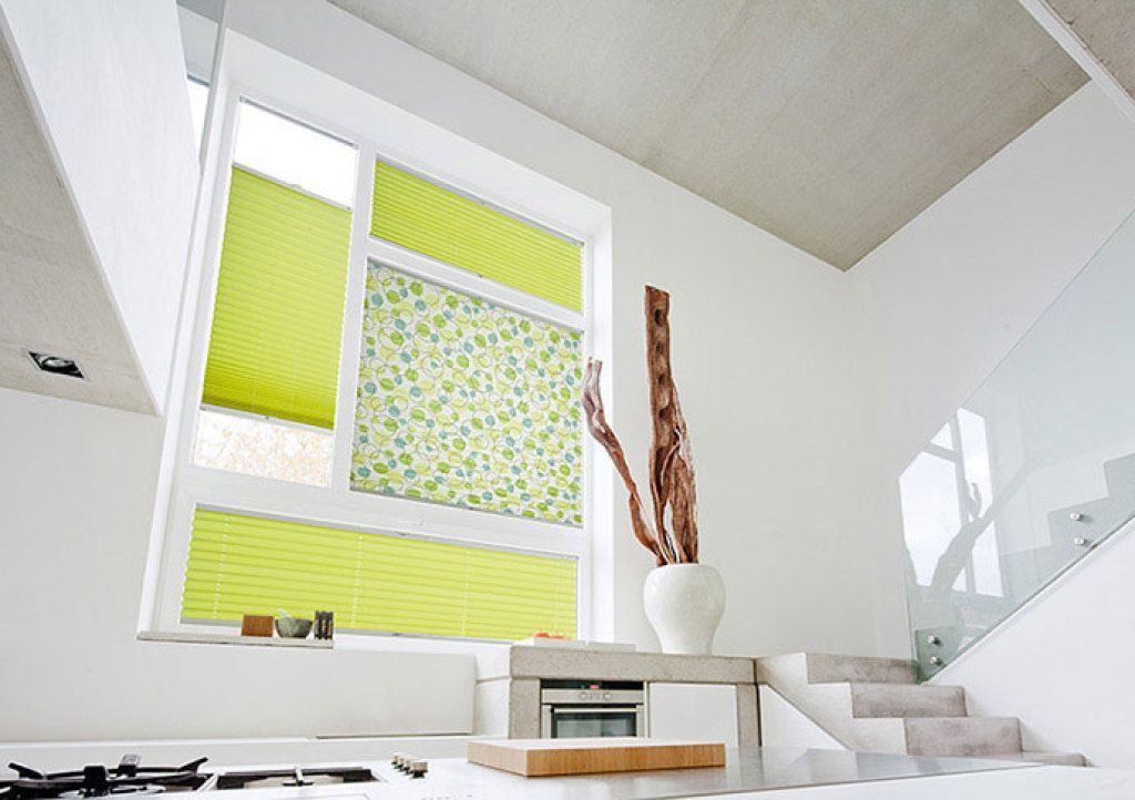 Eine Küche mit einem Fenster mit grünen Jalousien und Treppen