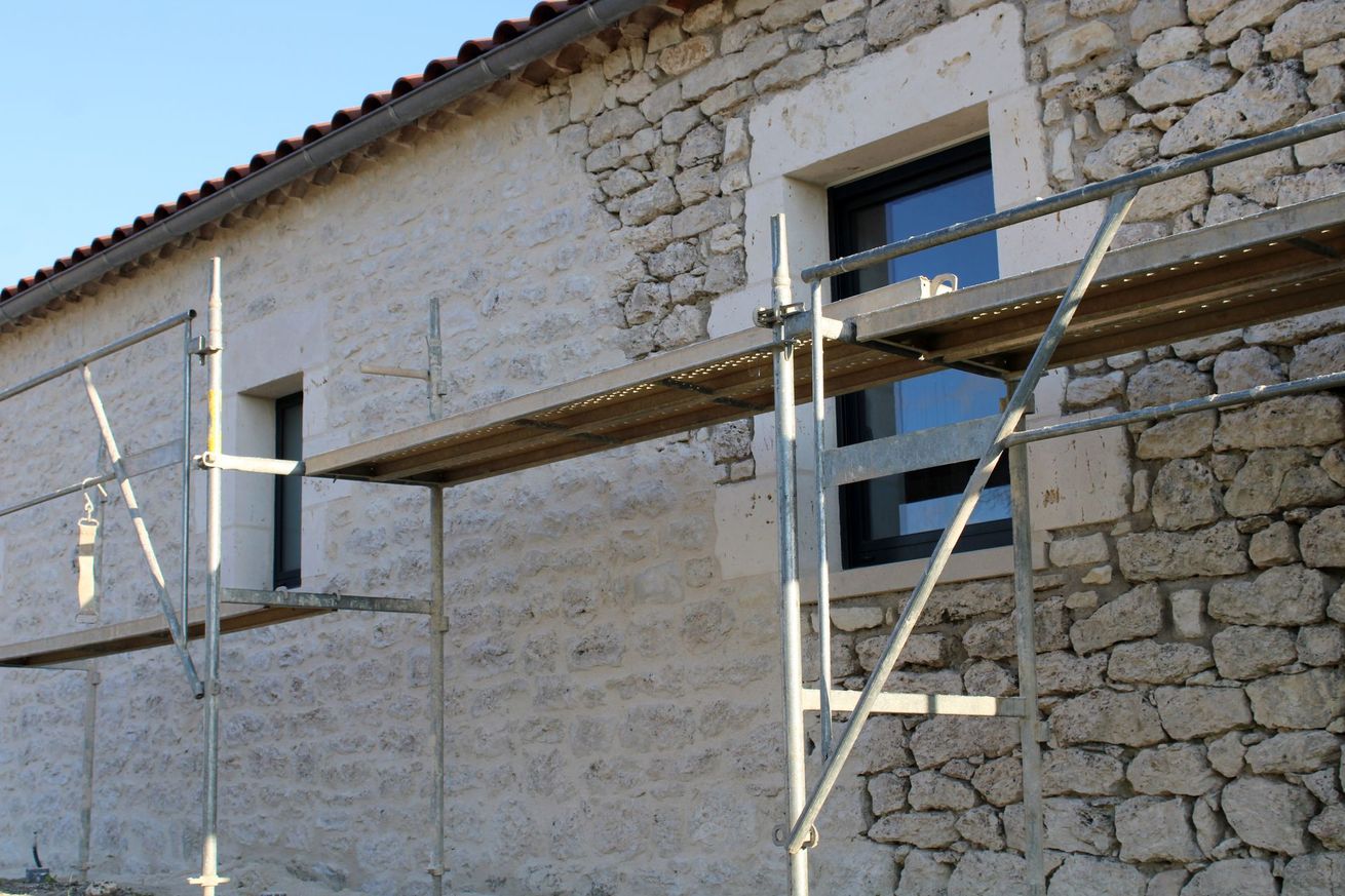Une maison en pierres en rénovation.