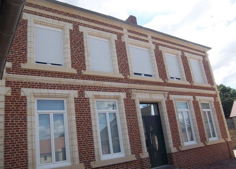 Une maison avec neuf fenêtres.