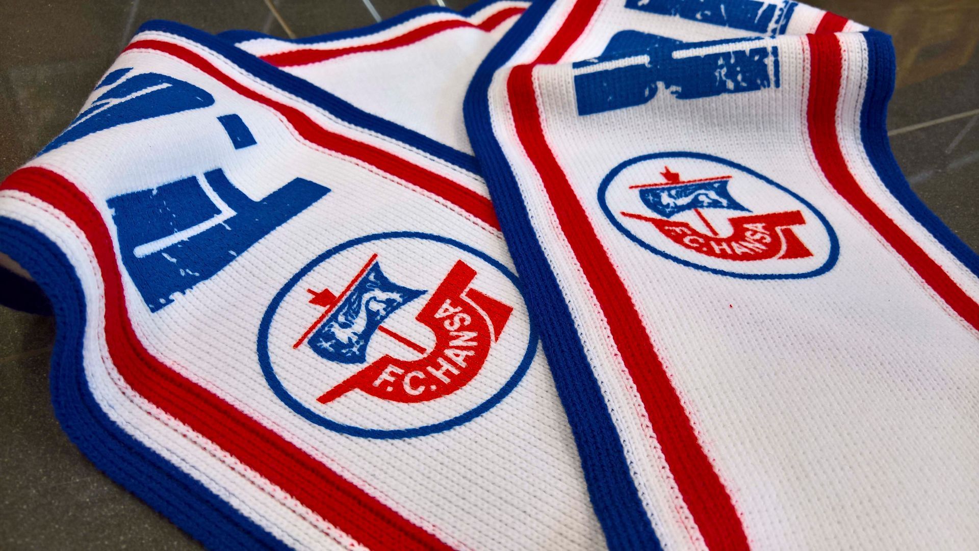 Ein rot-weiß-blaues Handtuch mit der Aufschrift FC Hansa