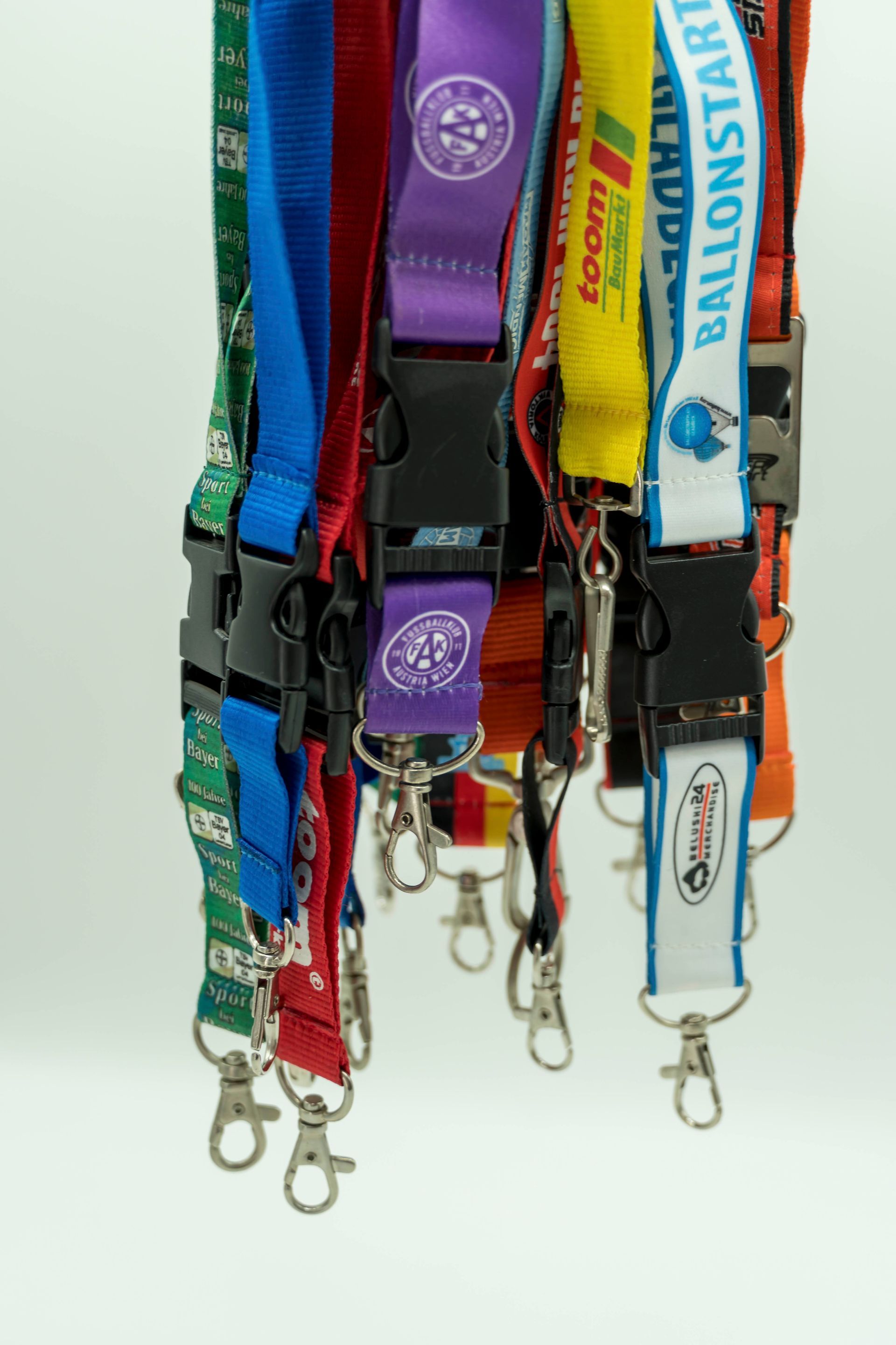 Ein paar Lanyards, auf einem steht „Ballonstart“