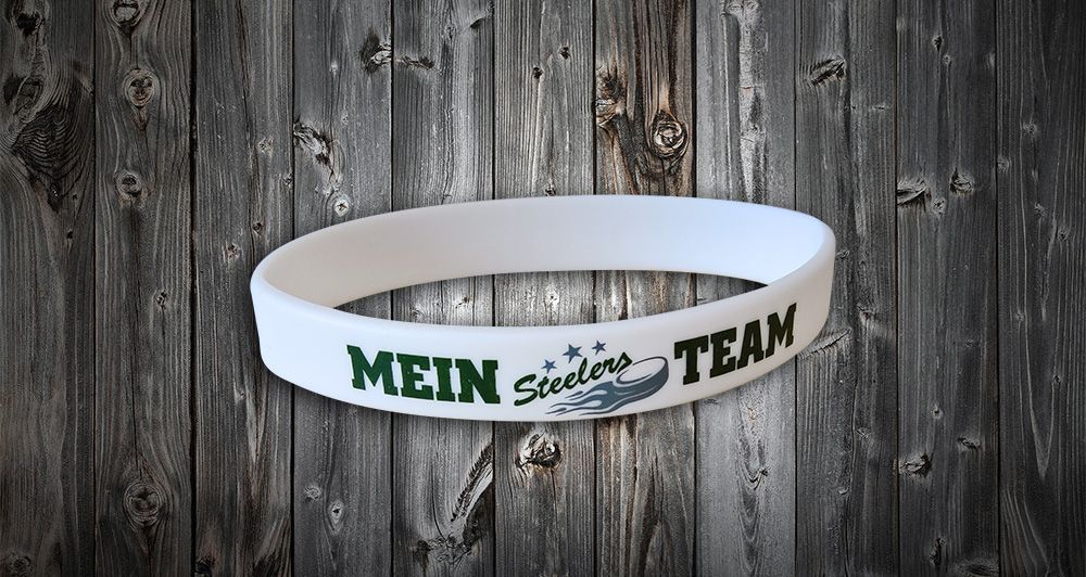 Ein weißes Armband mit der Aufschrift „Mein Senior Team“
