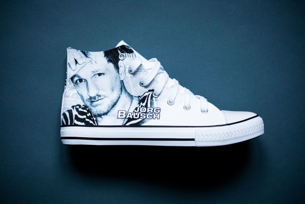 Ein weißer Schuh mit einem Bild eines Mannes darauf