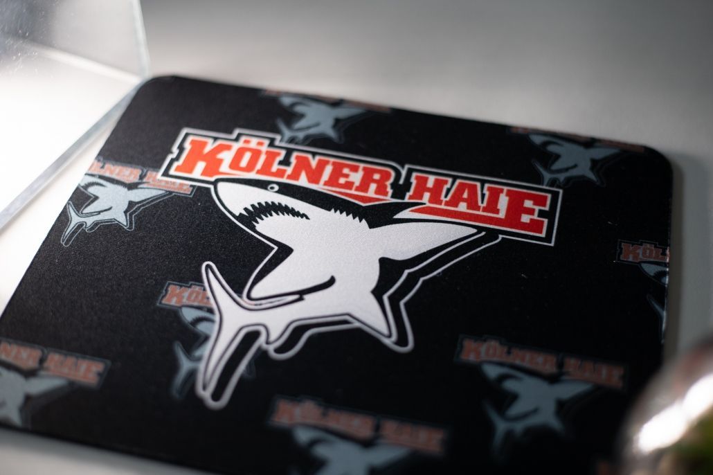 Ein Mauspad mit der Aufschrift „Kölner Haie“