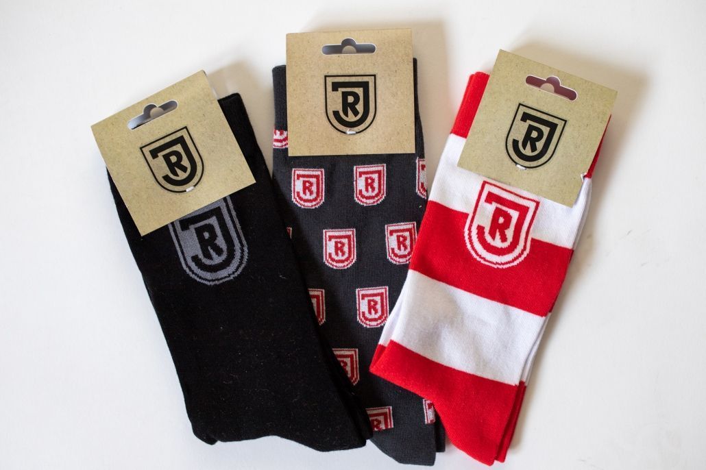 Drei Paar Socken mit dem Buchstaben R darauf