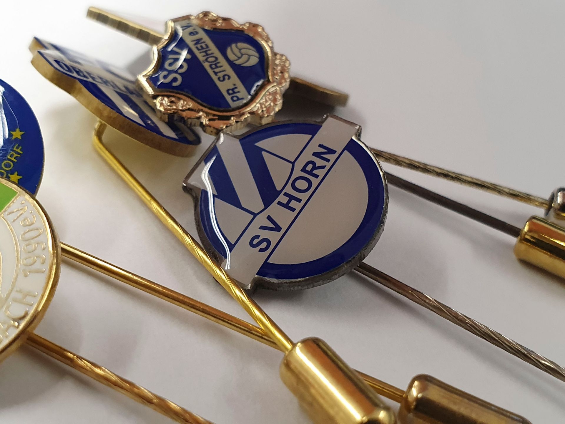 Eine Anstecknadel mit dem Wort SV Horn darauf