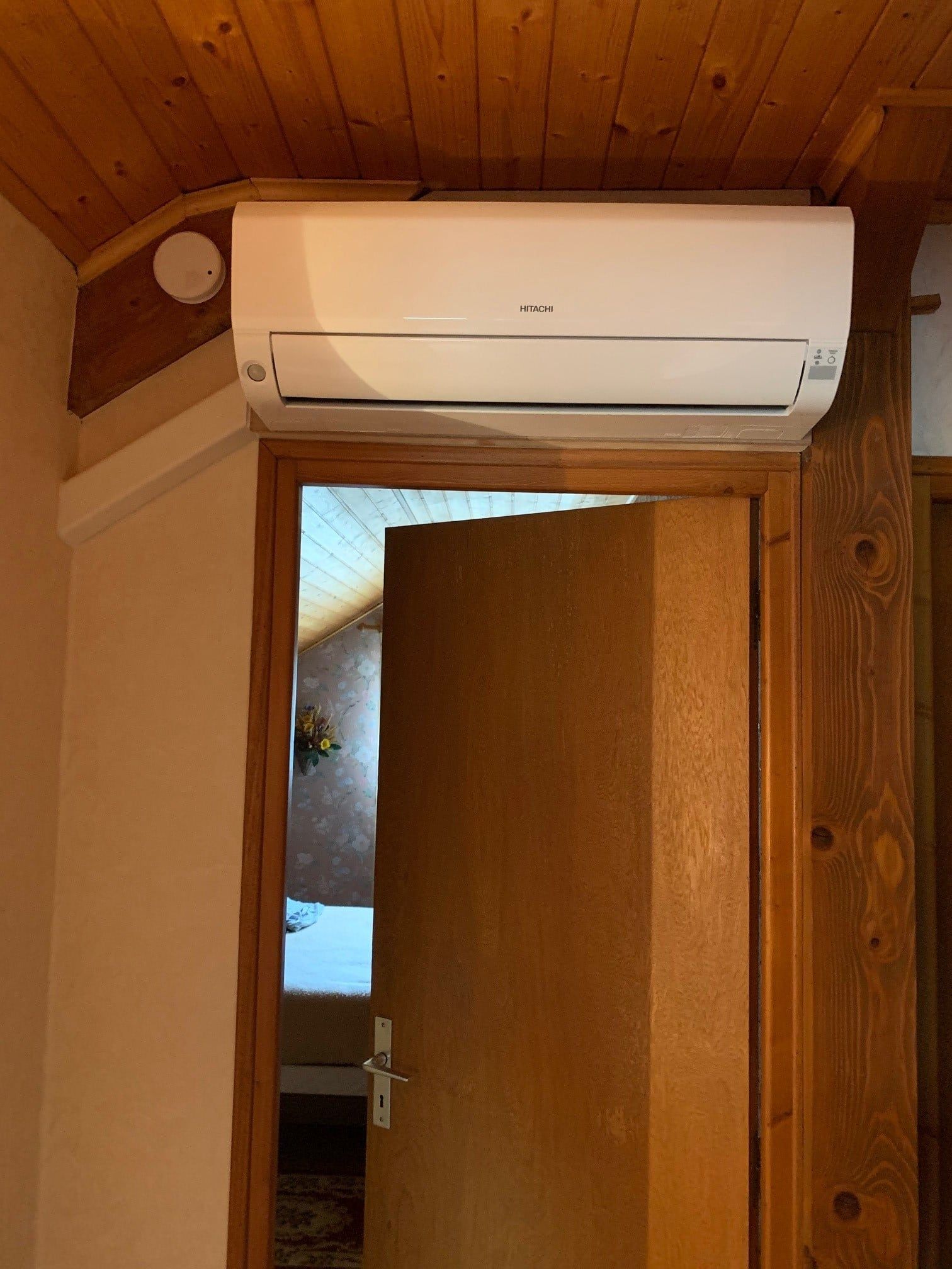 Clim réversible au-dessus de la porte d'une chambre