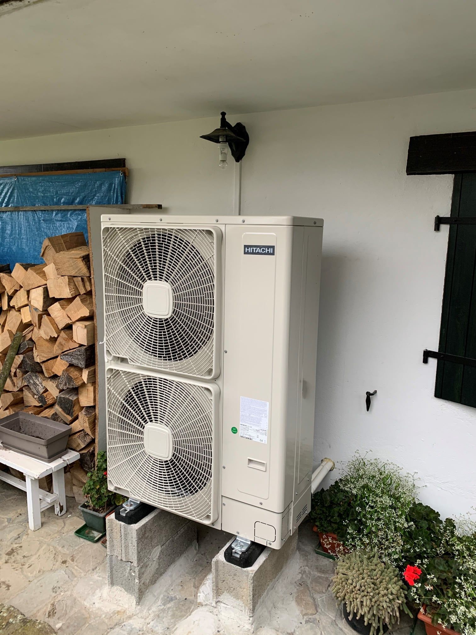 Pompe à chaleur Hitachi installée en extérieur