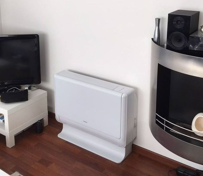 Chauffage et climatiseur réversible installé au sol dans un salon