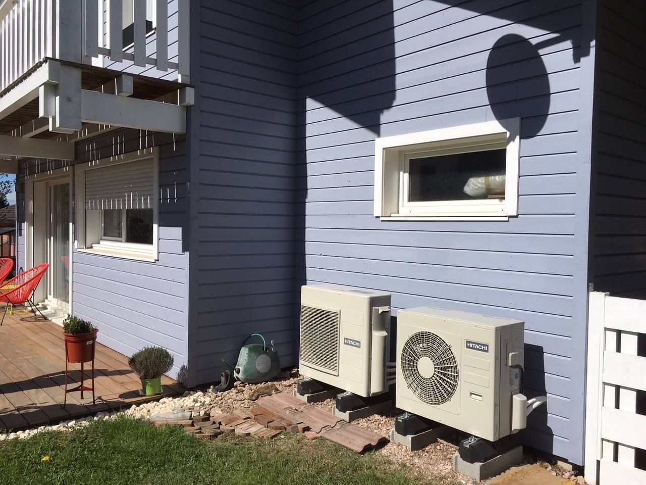 Deux pompes à chaleur l'une à côté de l'autre en extérieur