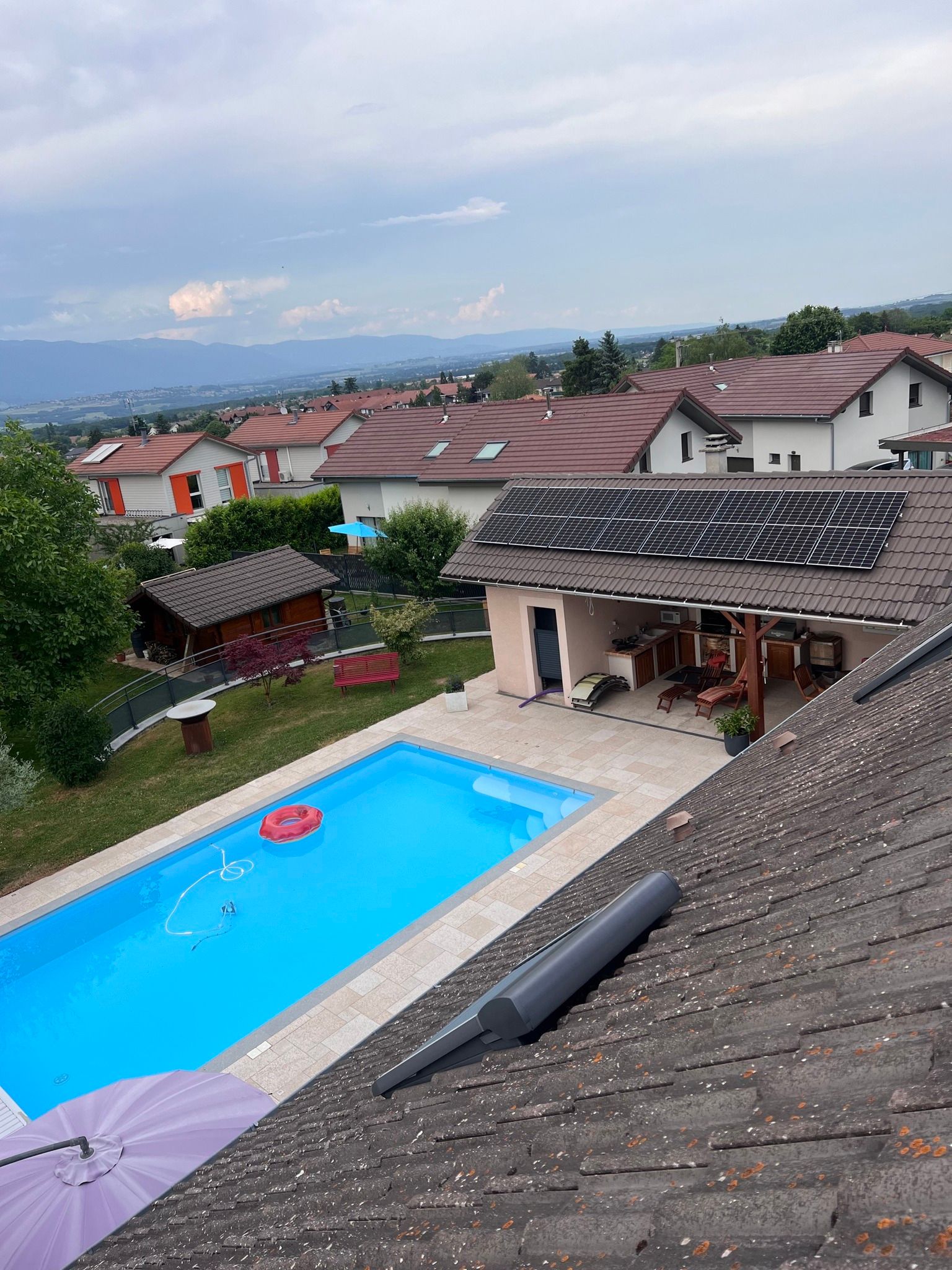 Panneaux photovoltaïques sur une maison avec piscine