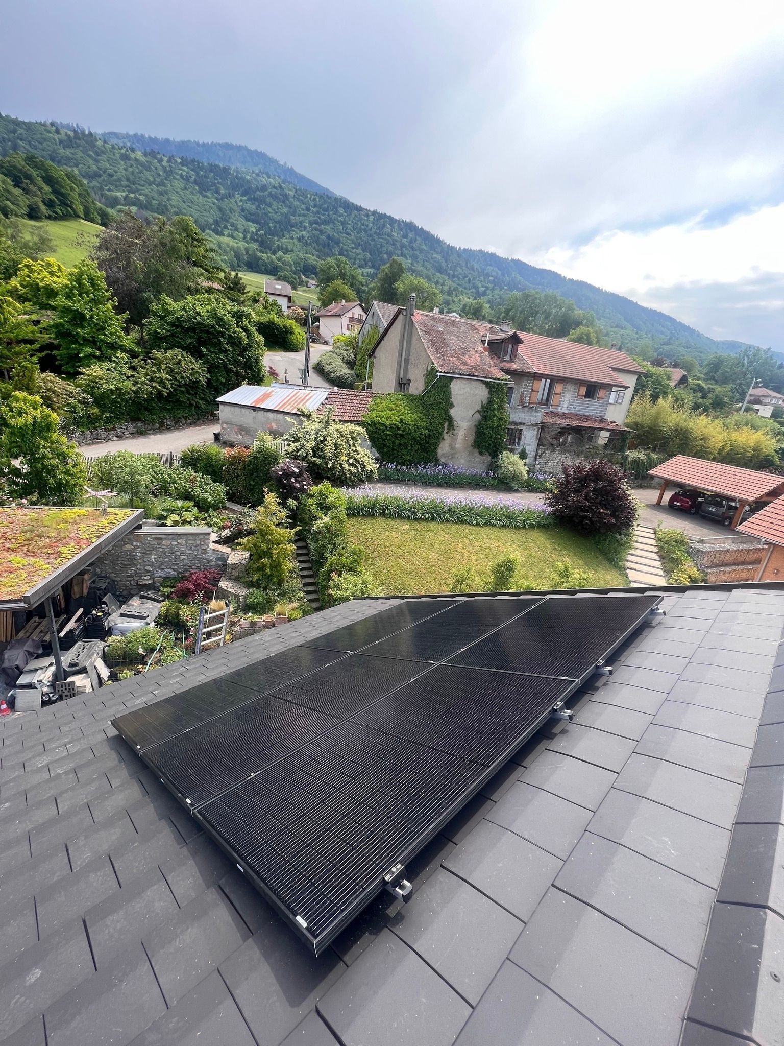 Panneaux photovoltaïques en premier plan, des montagnes en arrière plan