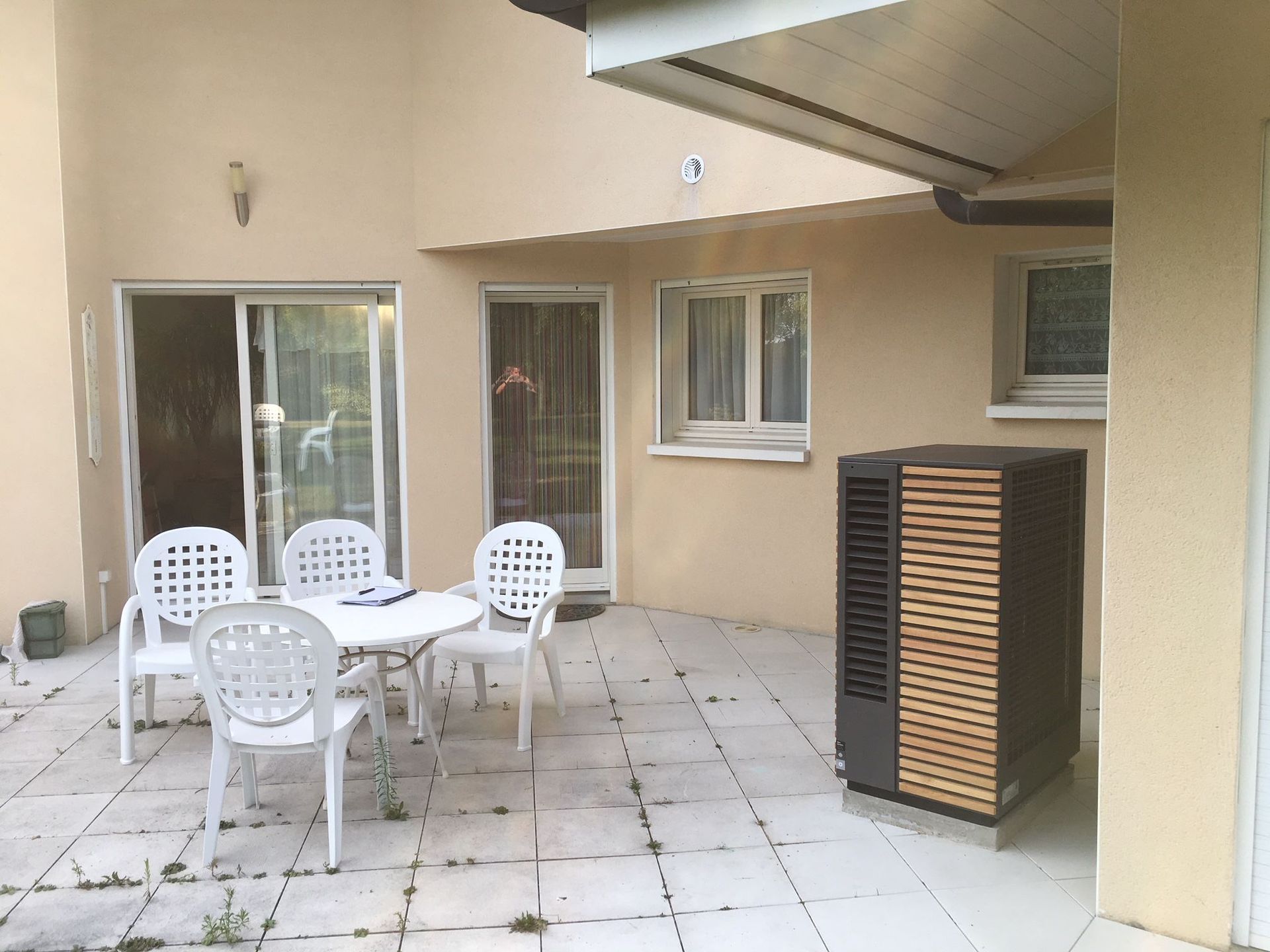 Pompe à chaleur esthétique en métal et en bois sur une terrasse