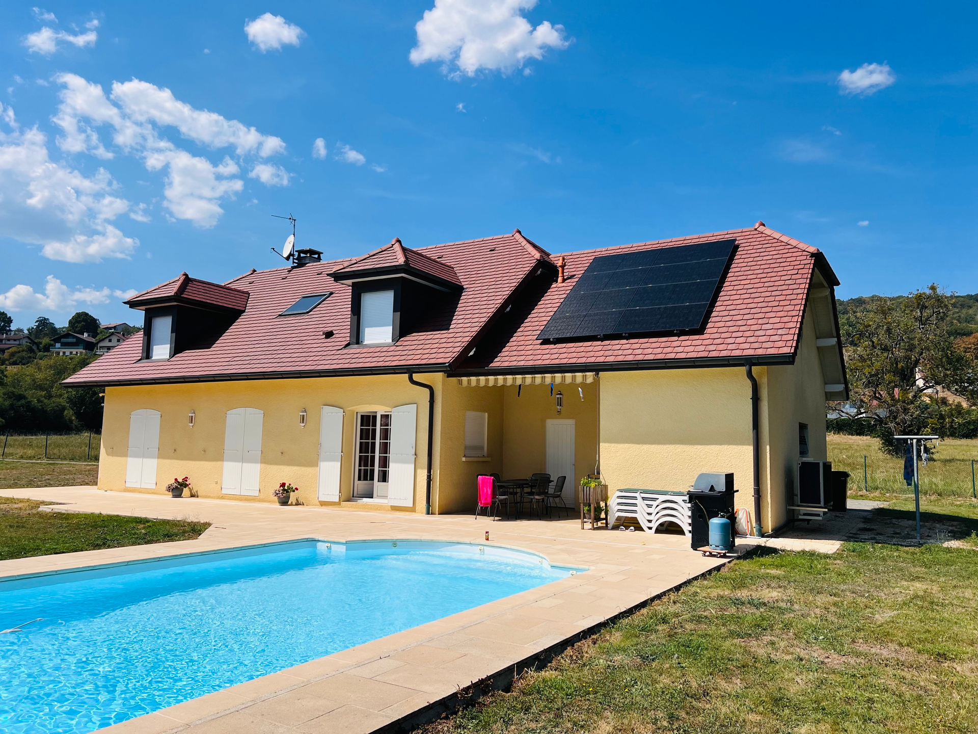 Maison avec panneaux solaires et grande piscine
