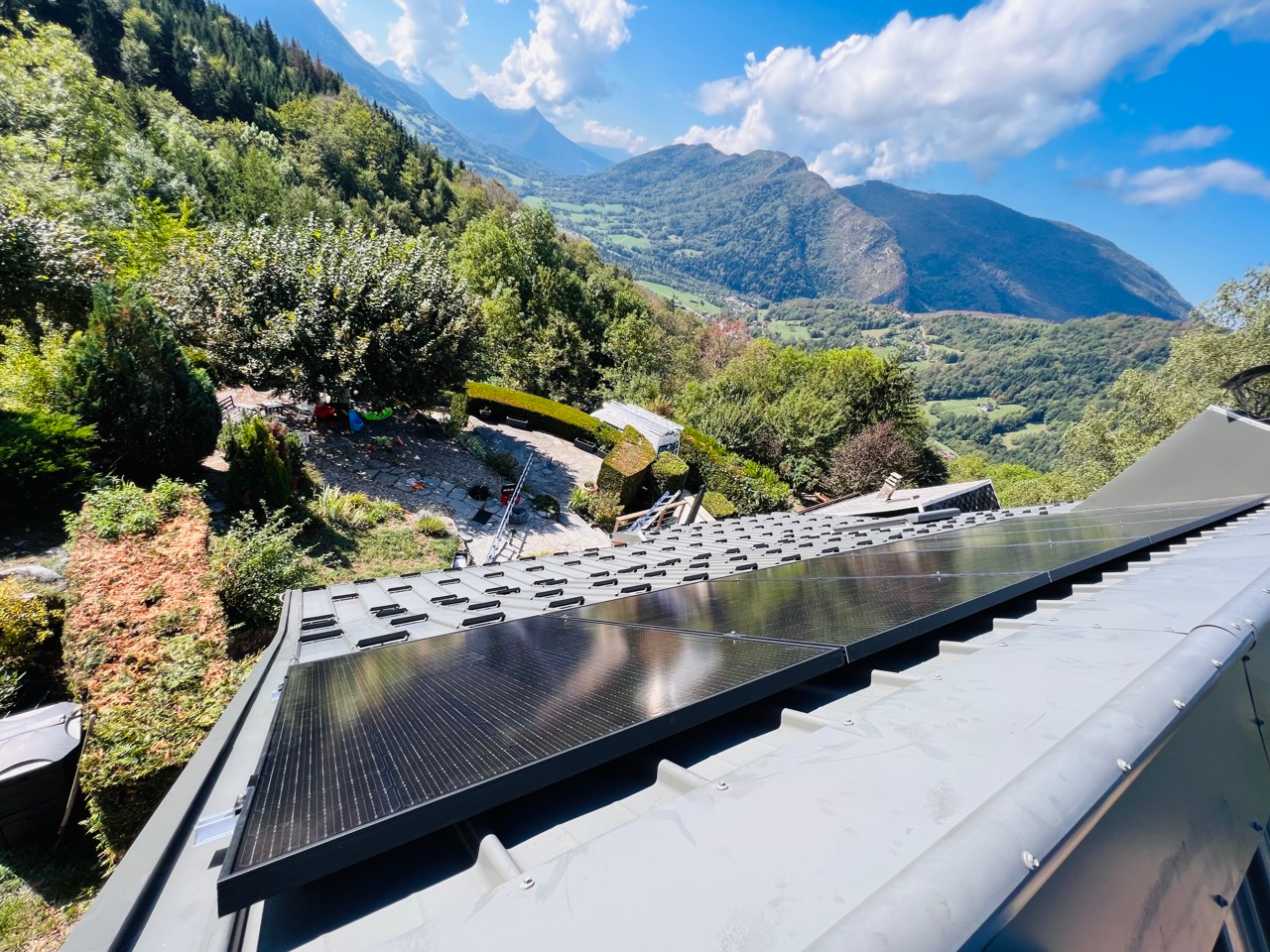 Vu sur les montagnes depuis une toiture avec des panneaux solaires