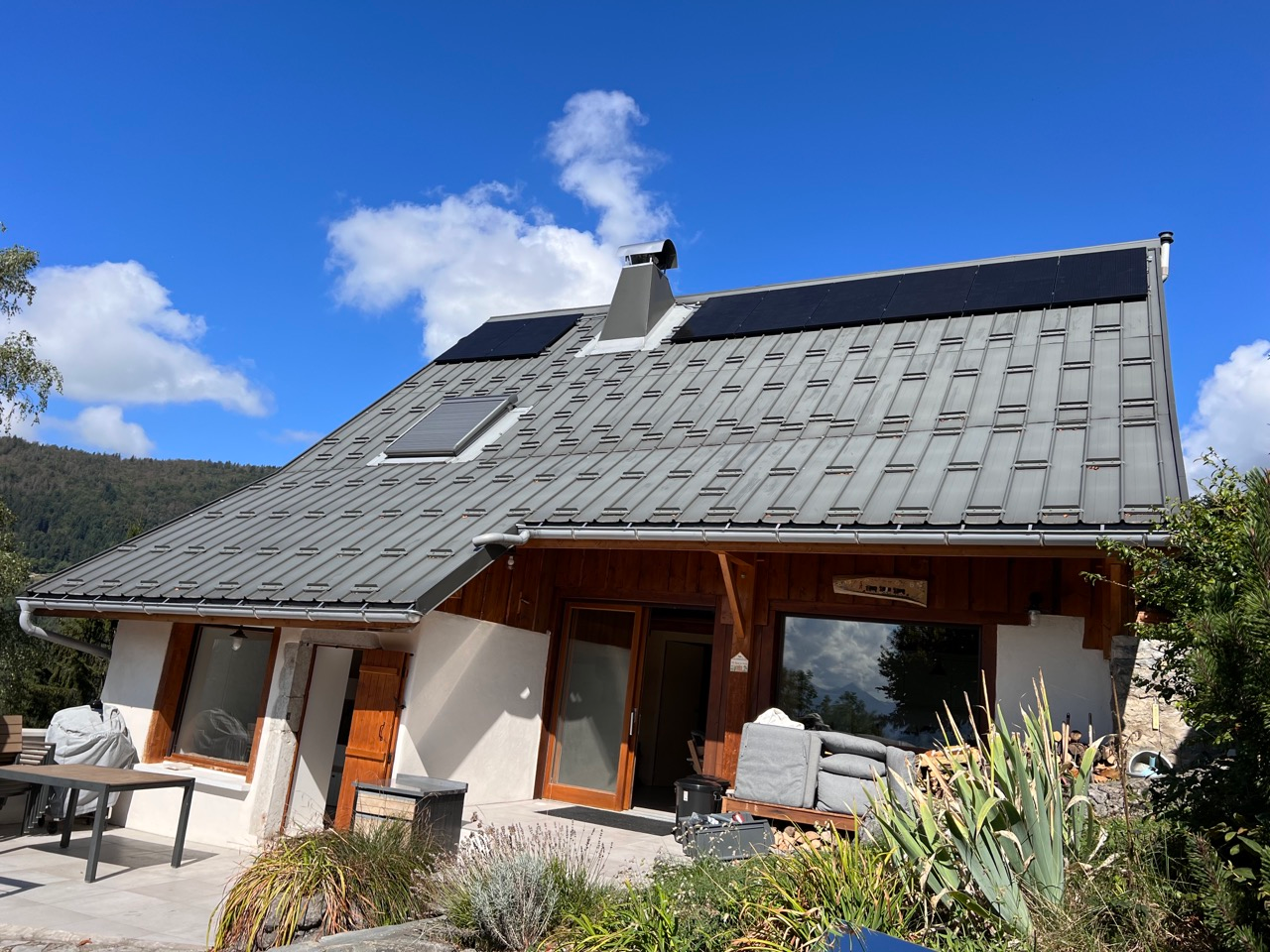 Panneaux solaire posés sur une toiture avec en fond un ciel bleu