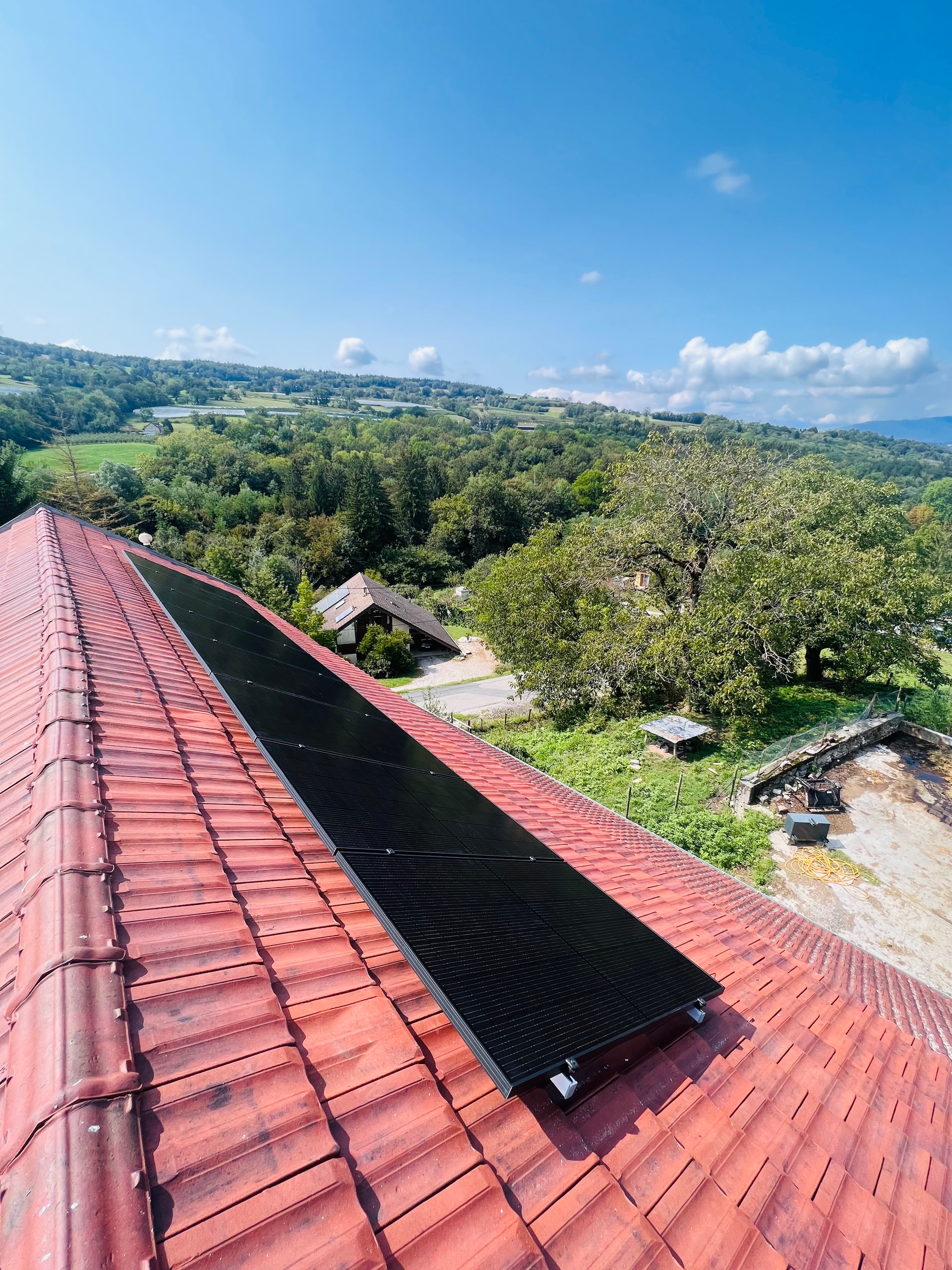 Vu sur la nature depuis un toit avec des panneaux solaires