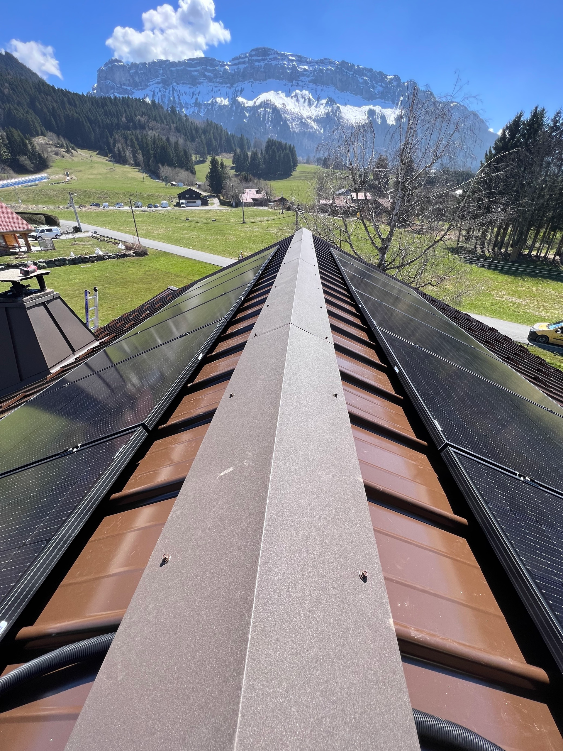 Toiture avec grand nombre de panneaux solaires