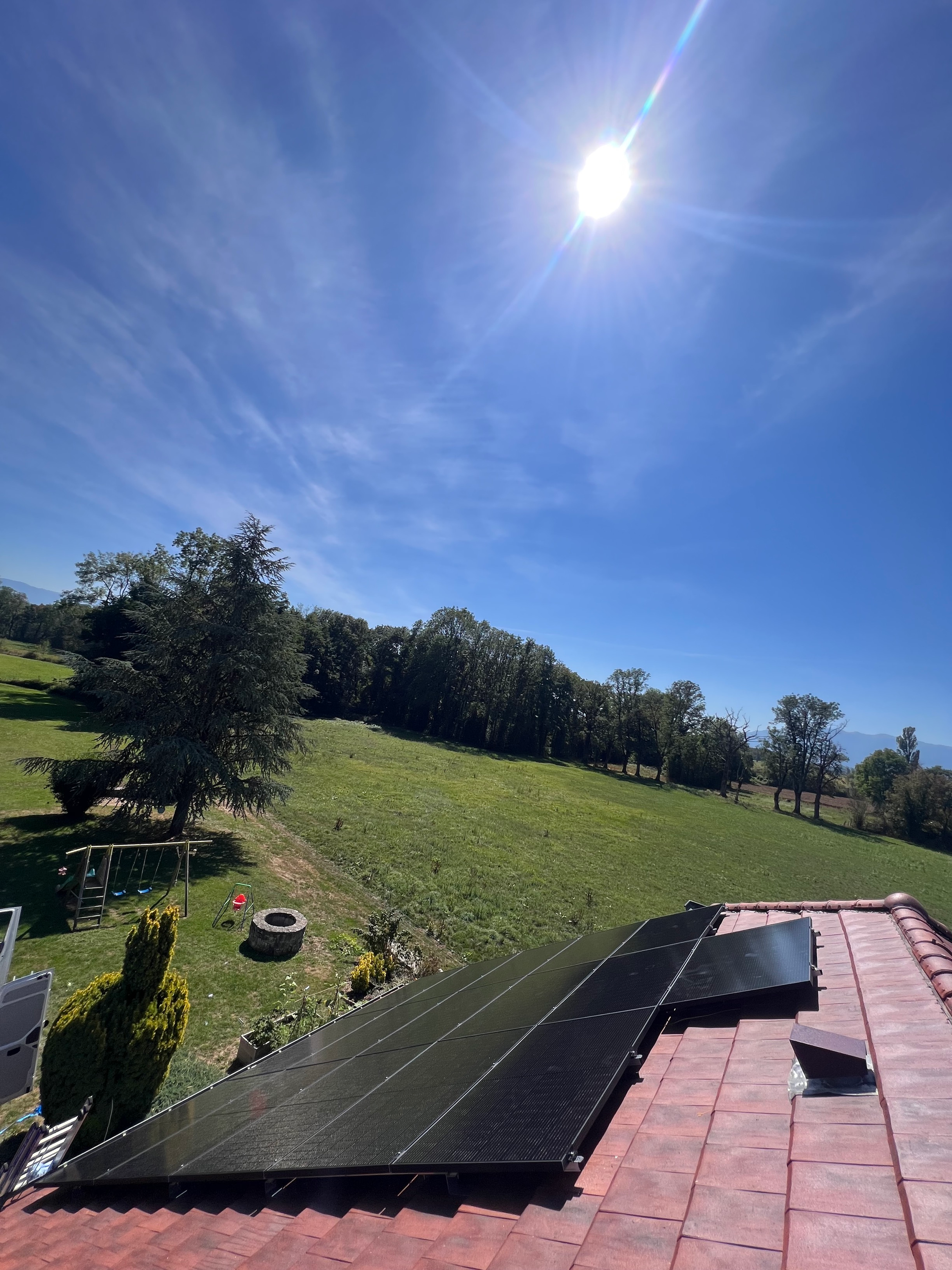 Panneaux solaires sur la toiture d'une maison à la campagne