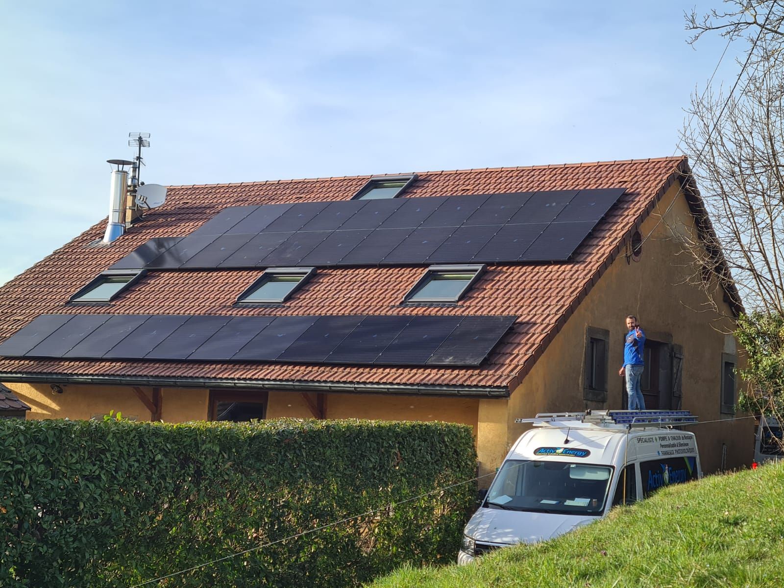 Trois rangées de panneaux solaires sur une toiture