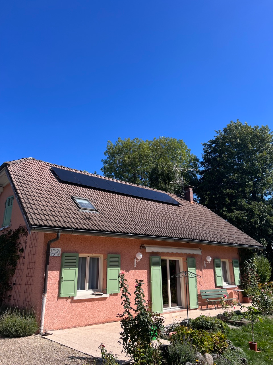 Couverture en tuiles avec des panneaux solaires