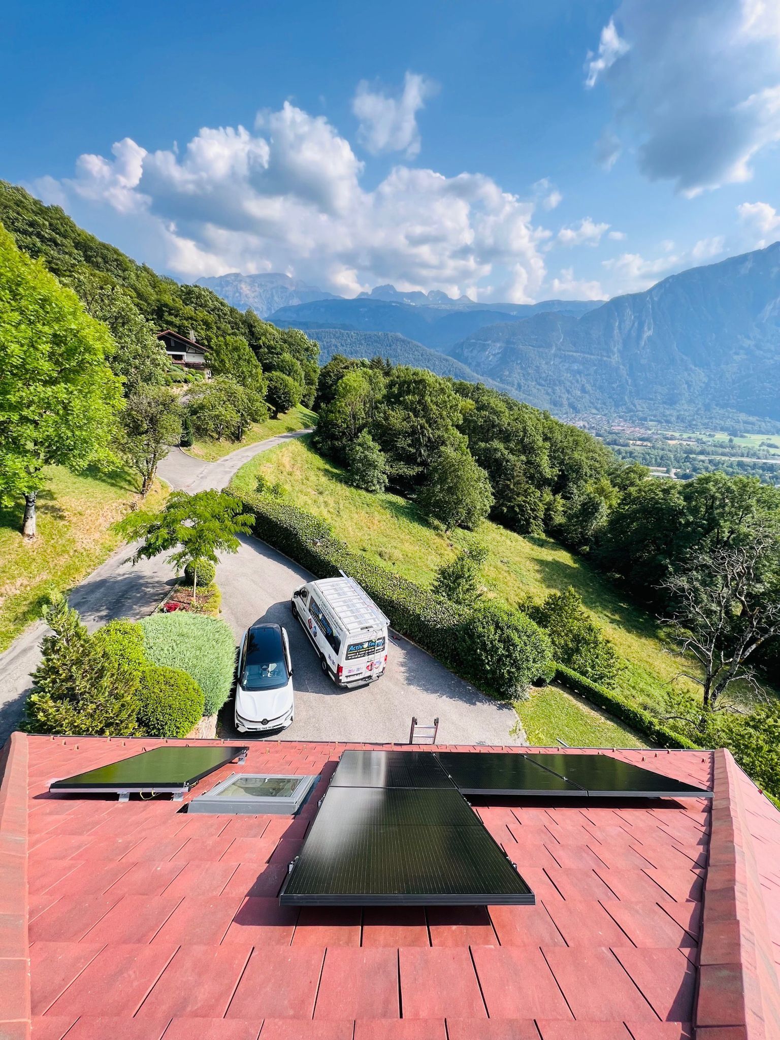 Vu d'un toit avec panneaux solaires