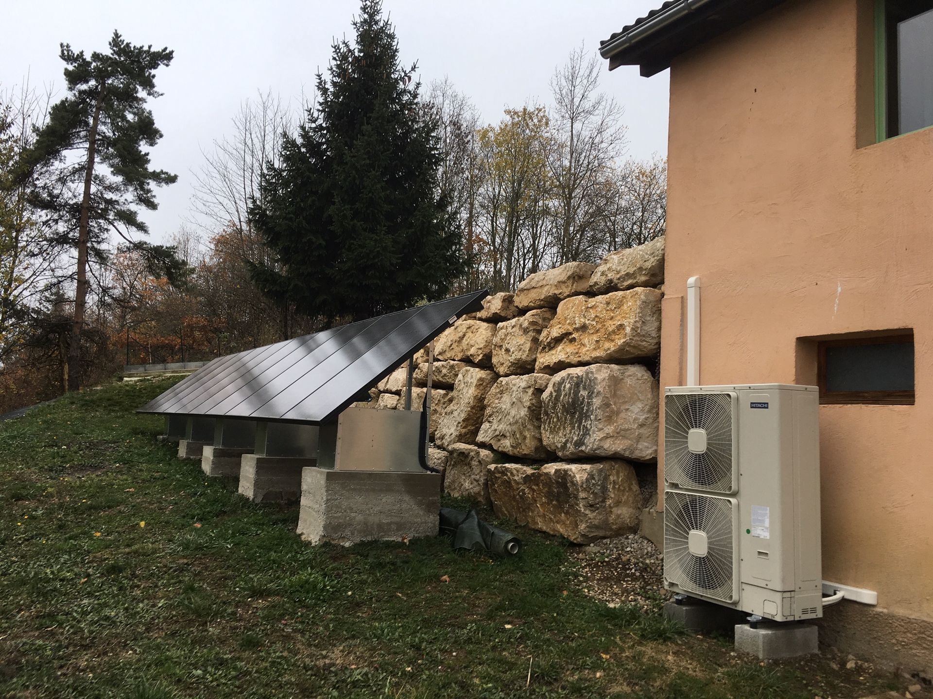 Panneaux solaires à côté d'une pompe à chaleur