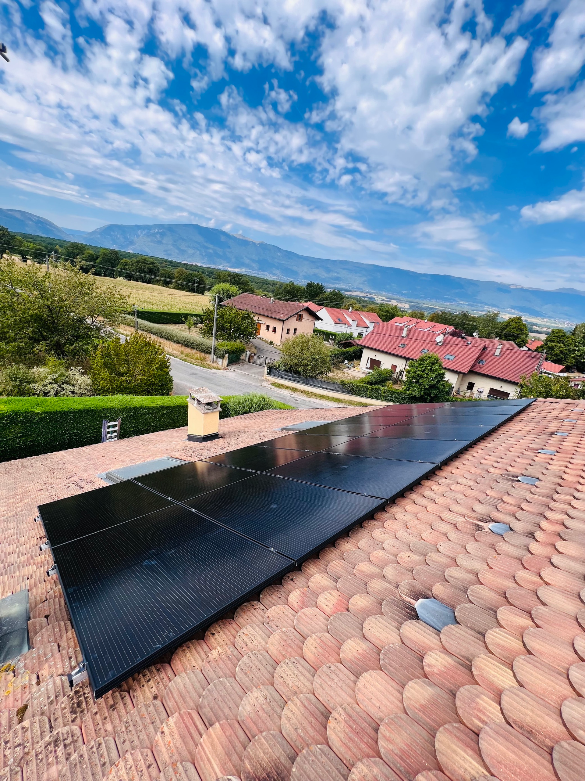 Panneaux solaires noirs sur une toiture