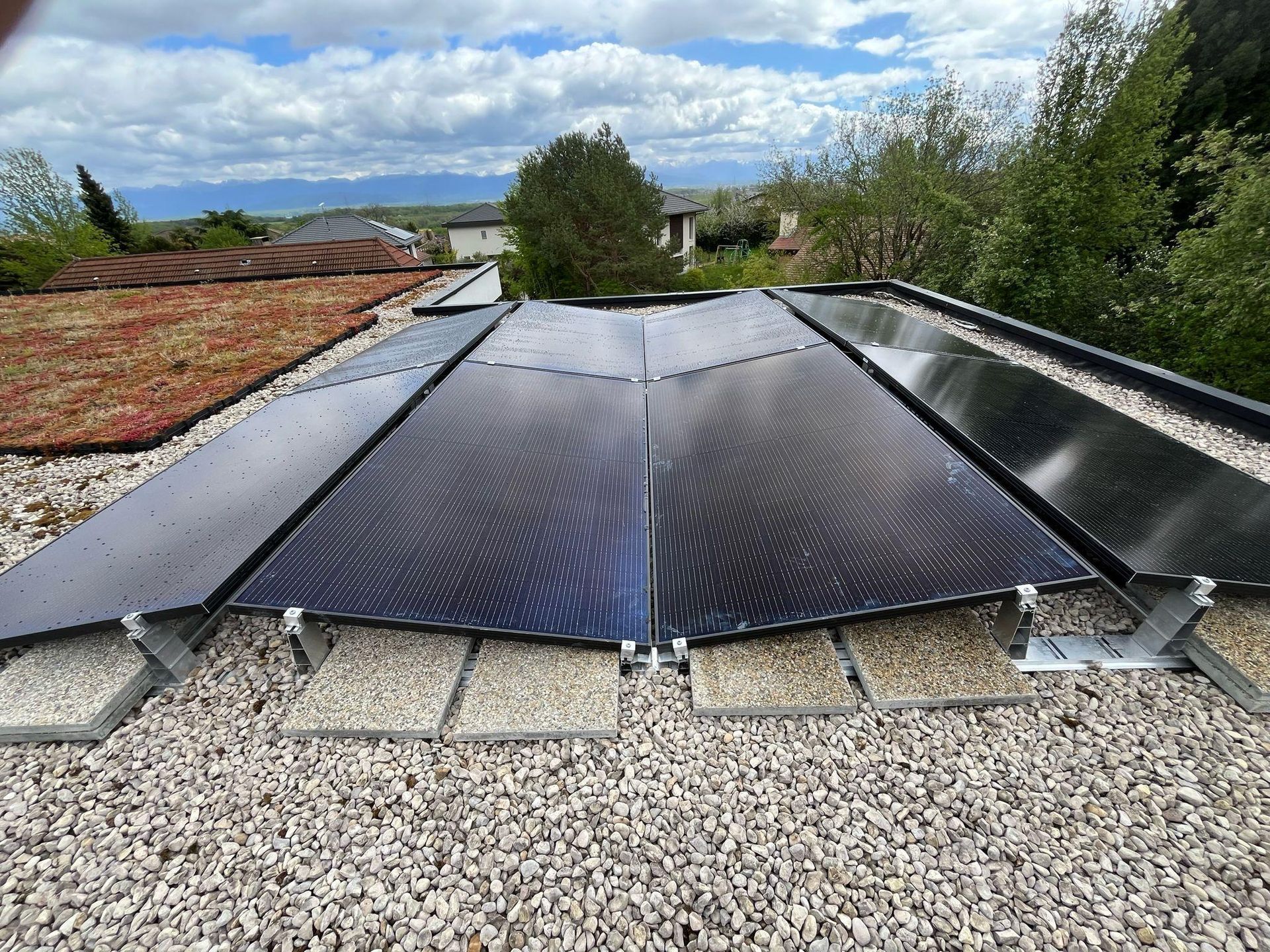 Des panneaux solaires sur toit plat