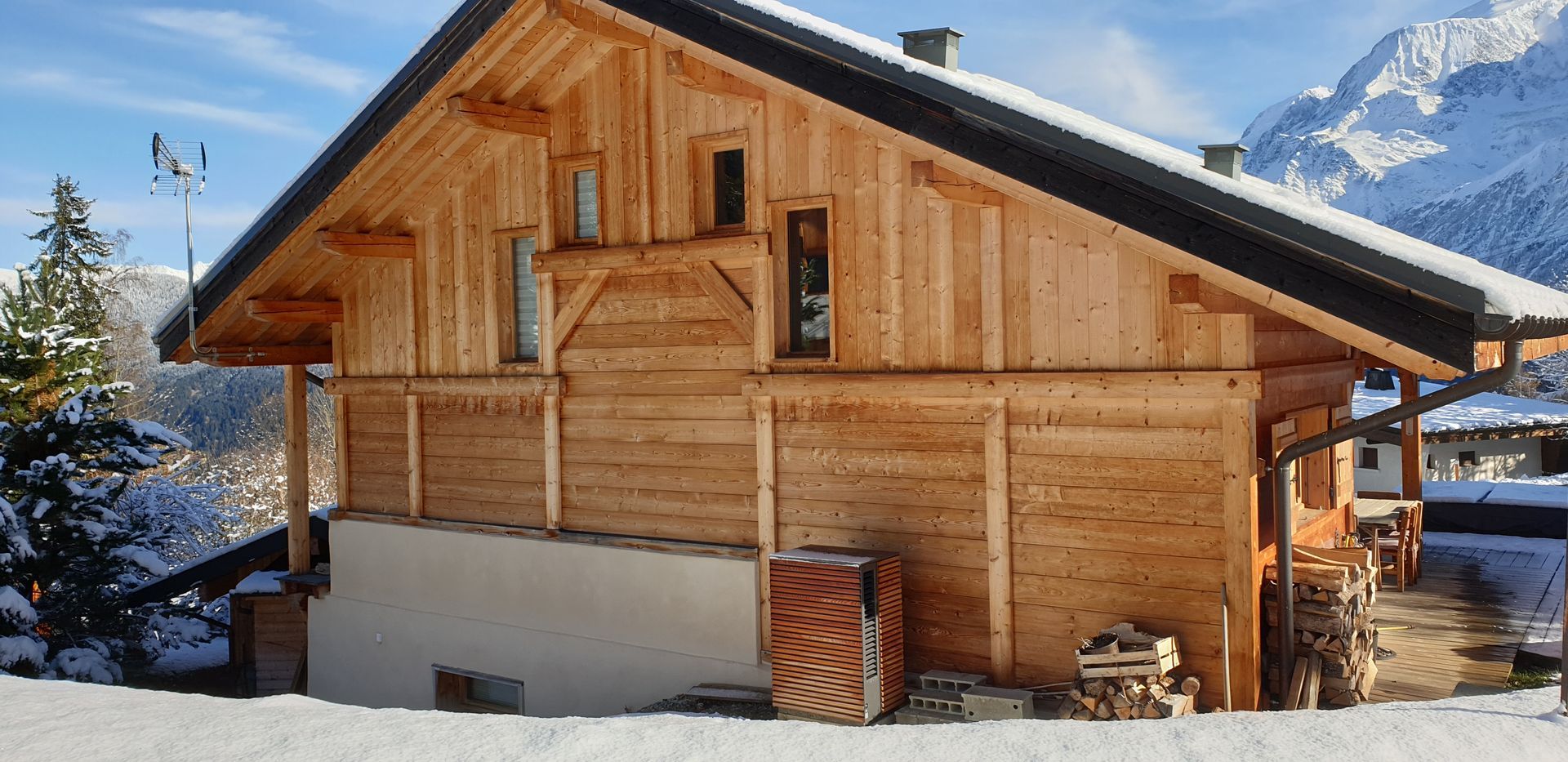 Pompe à chaleur à côte d'un chalet de montagne