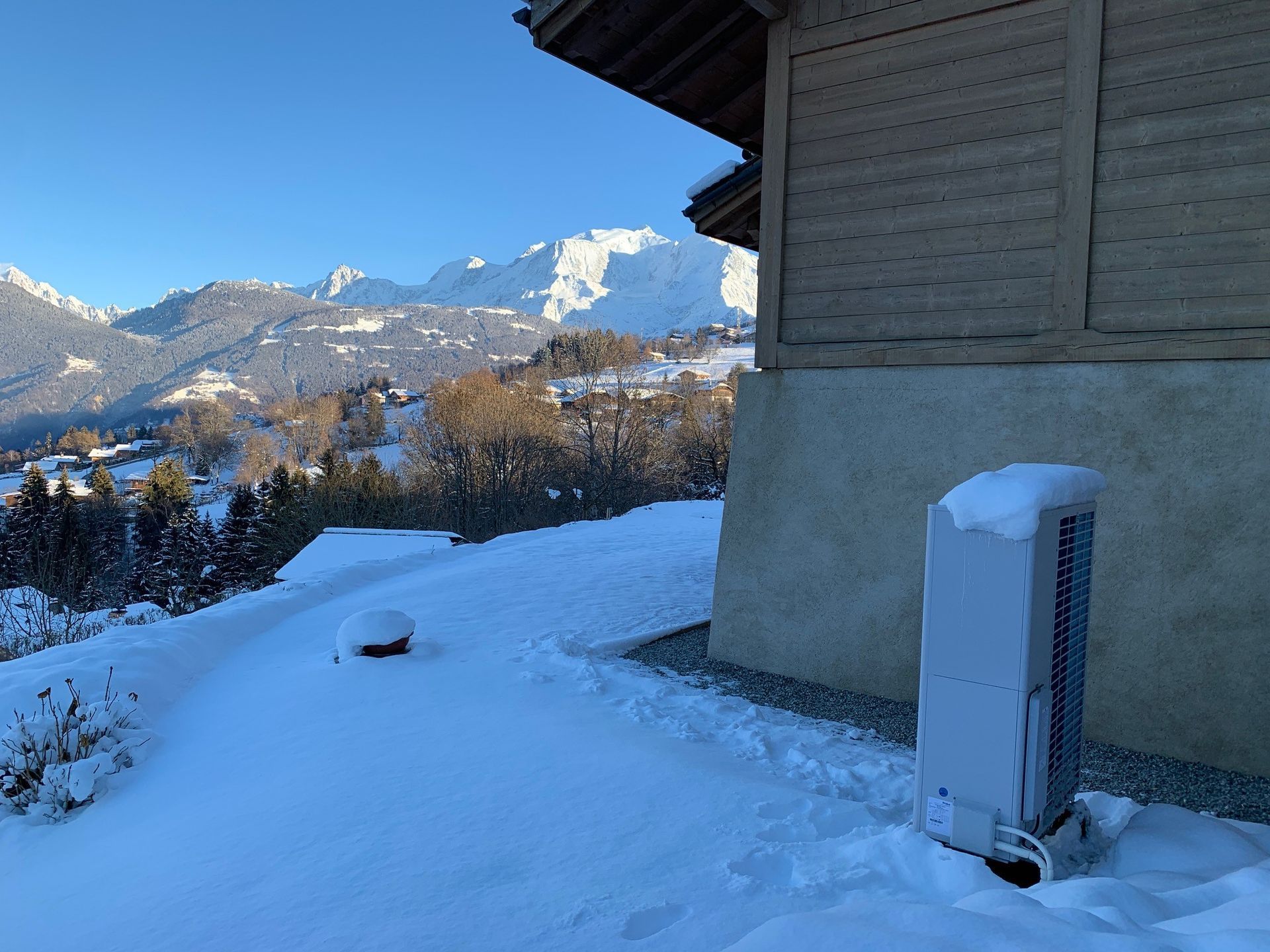 Pompe à chaleur spéciale hiver dans la neige