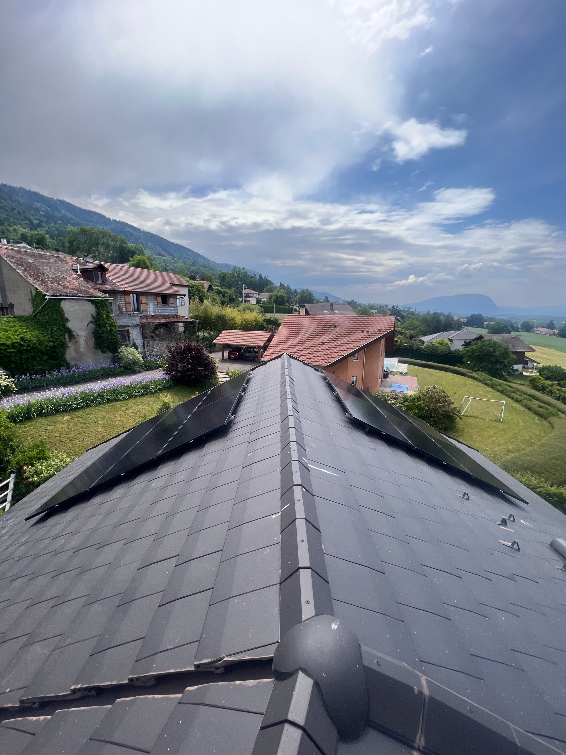 Panneaux solaires posés des deux côtés de la toiture