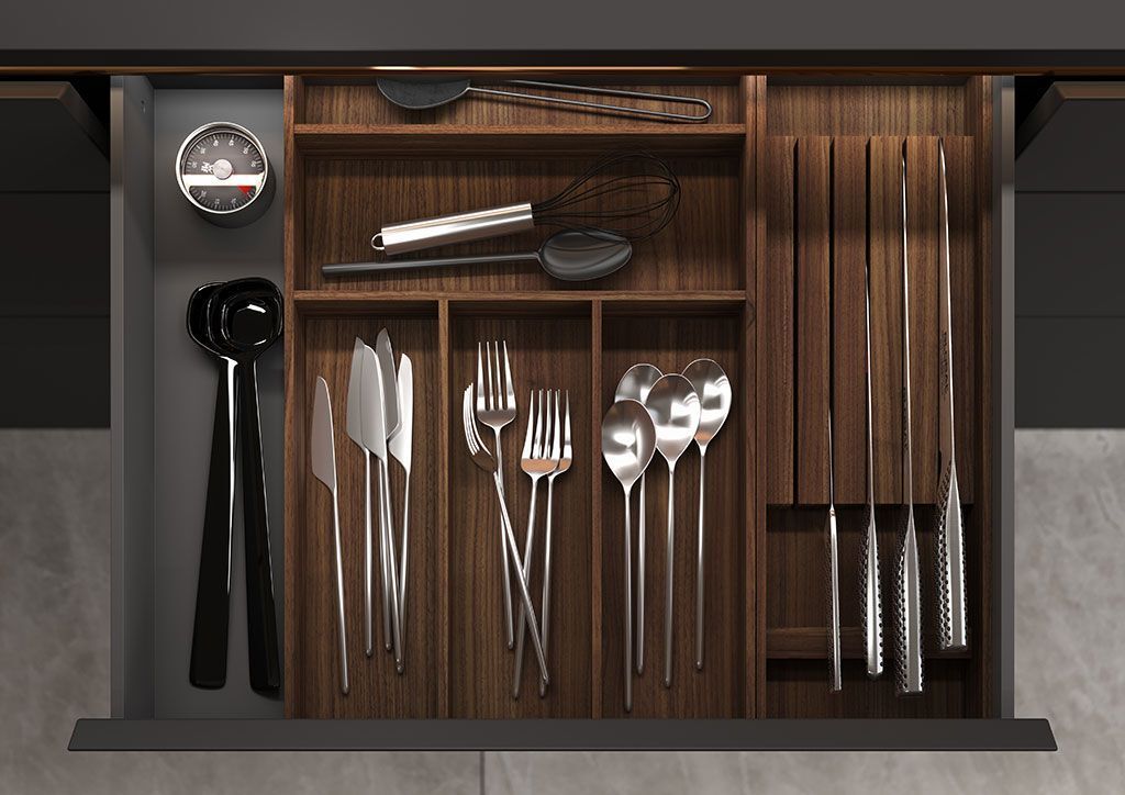 Schublade mit Geschirr