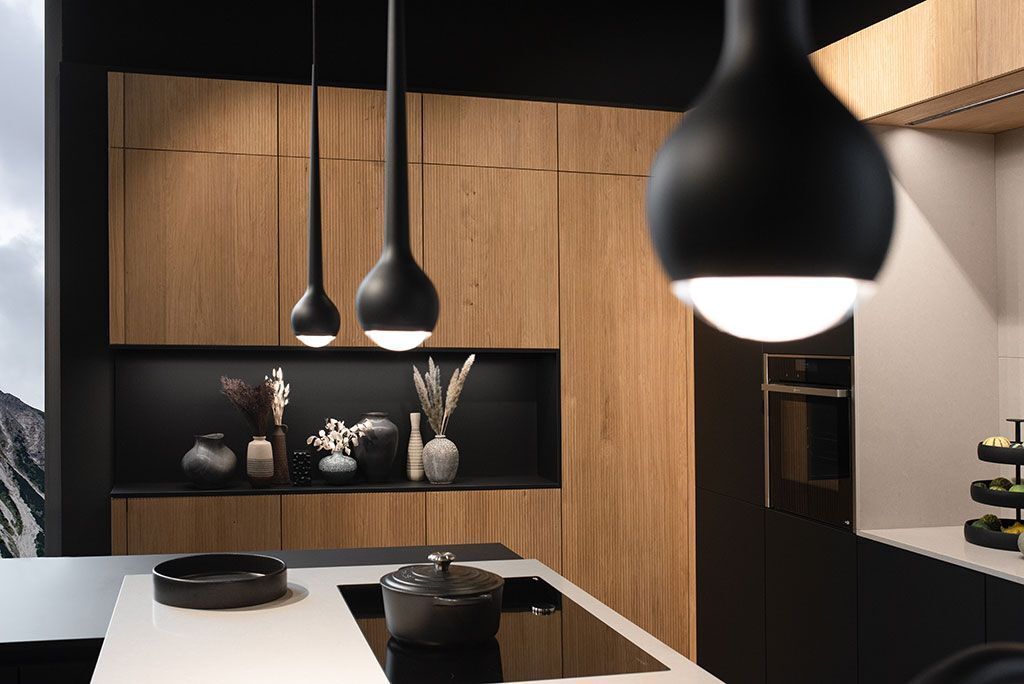 Küche mit Kochinsel und Lampen