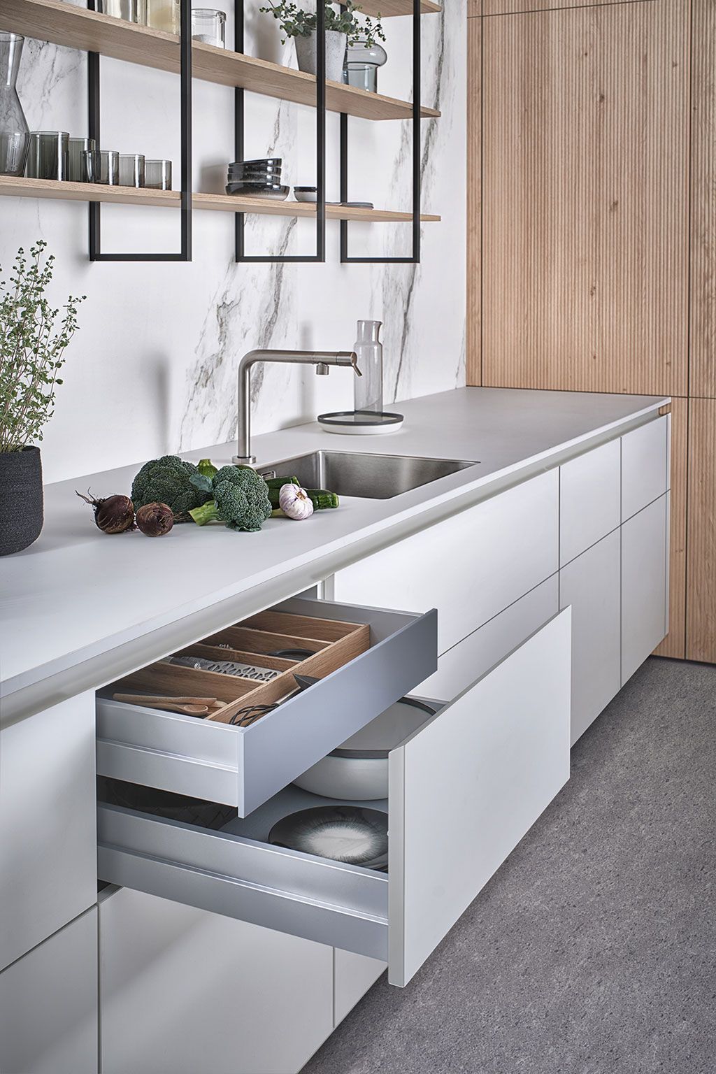 weiße Küchenschubladen
