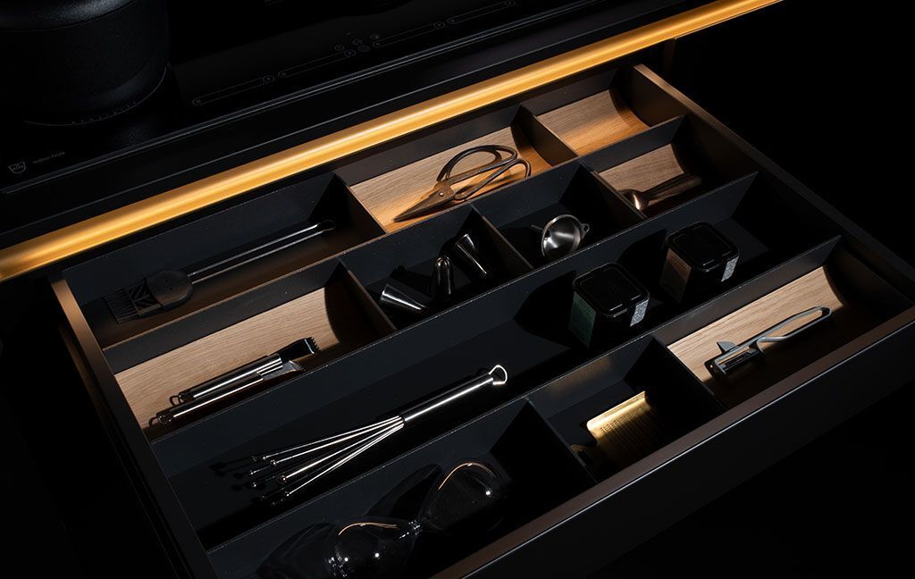 schwarze Küchenschublade mit Beleuchtung