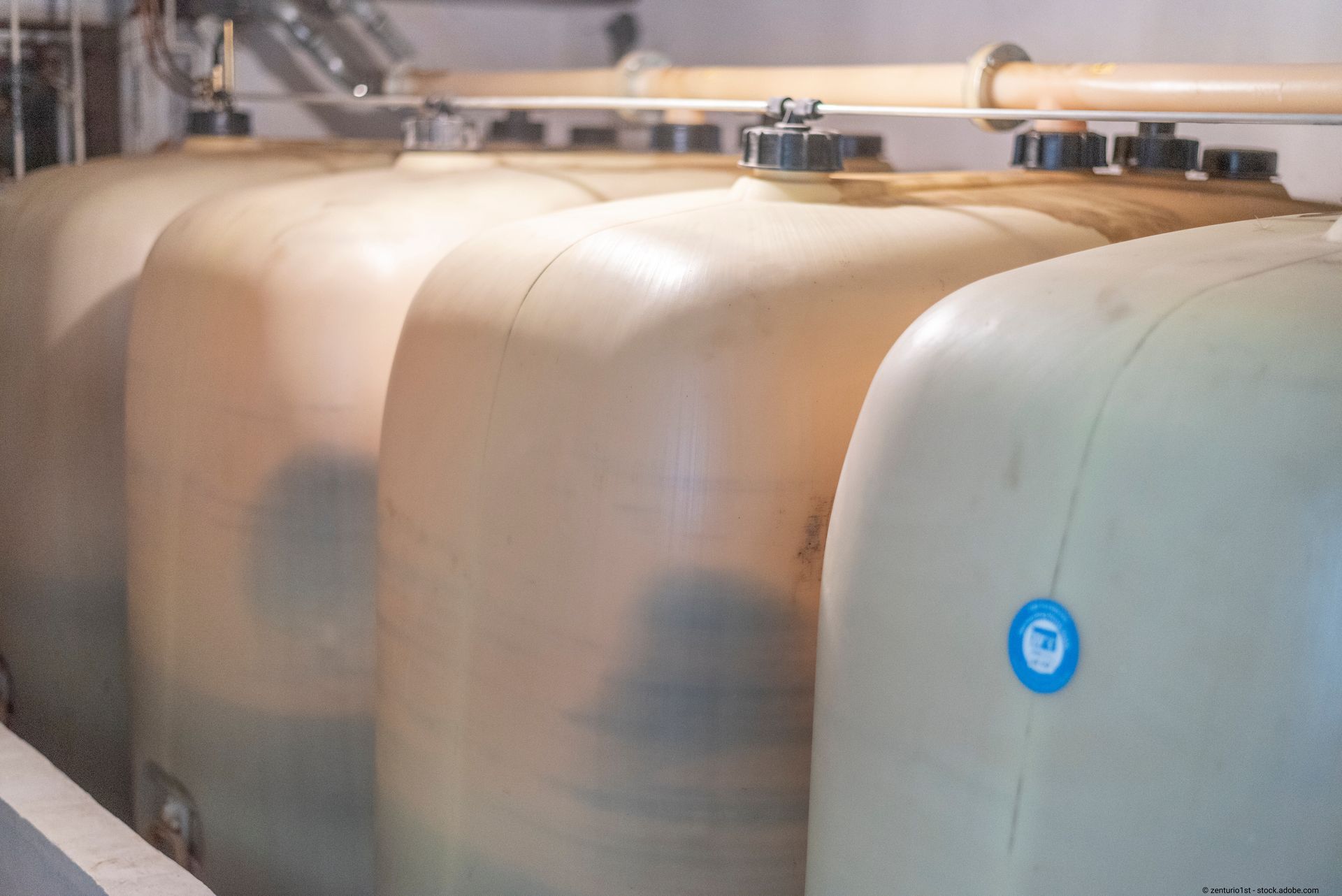 Behälter für Heizöl in einer Reihe