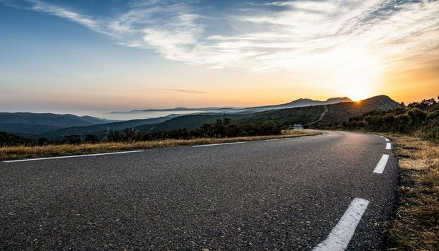 Une route et un coucher de soleil.