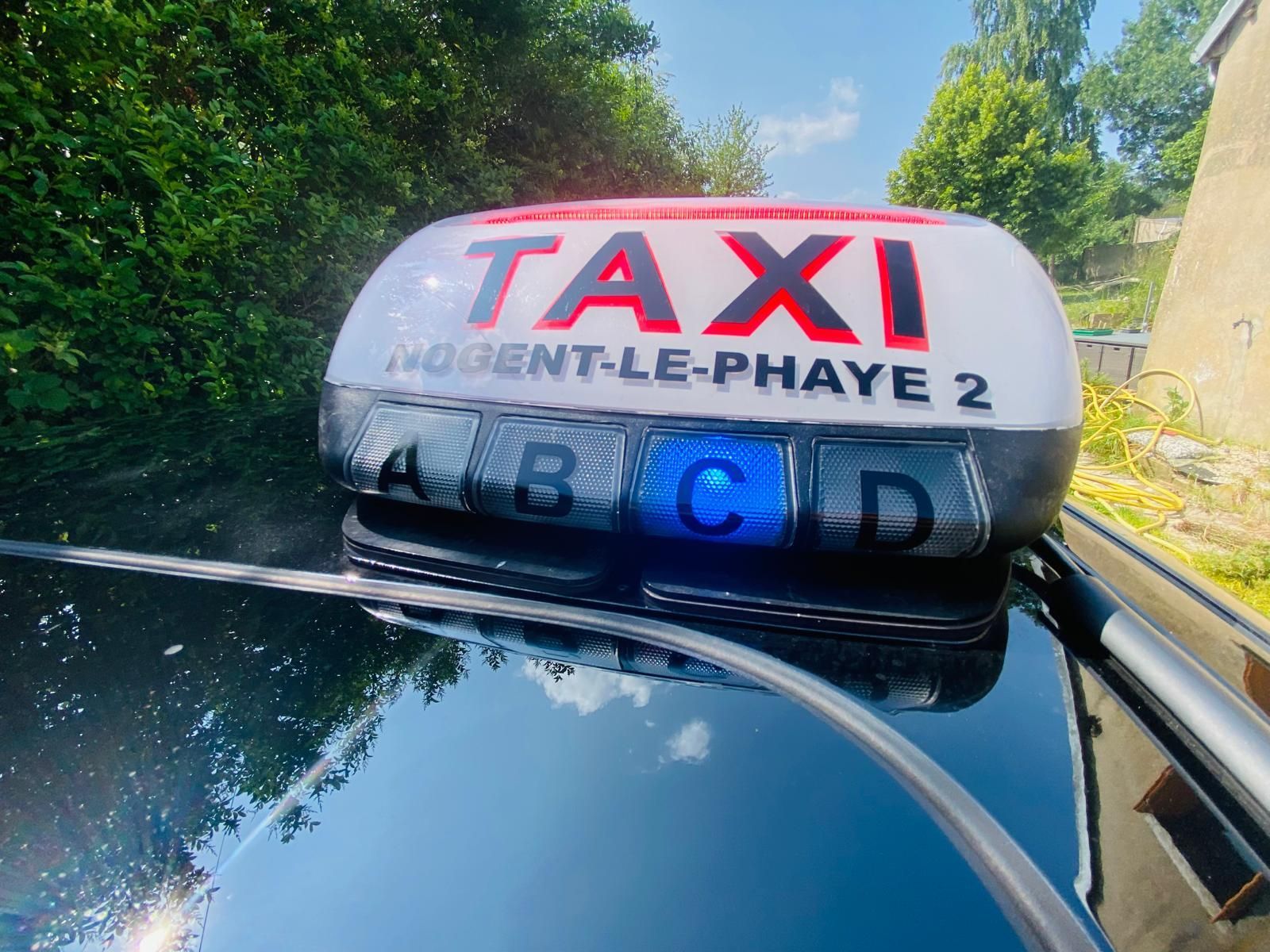 Un lumignon de taxi sur un toit de voiture.