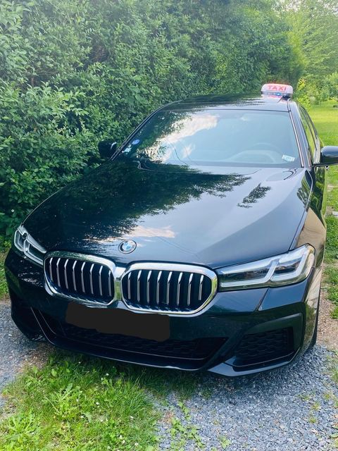 Une voiture noire.