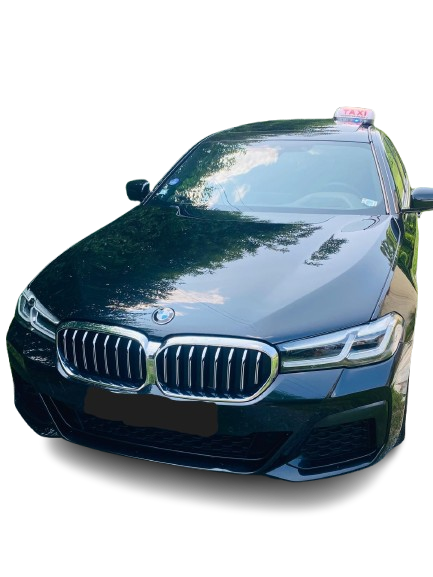 Une voiture de taxi noire.