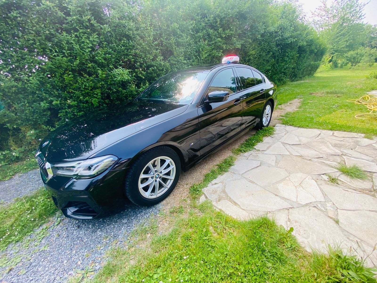Une voiture noire vue de biais.