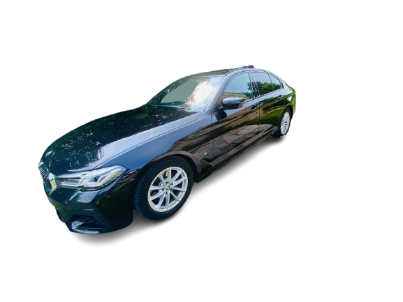 Une voiture noire de taxi.